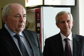 Advokát Matijaševič (vlevo) a Koláček na chodbě hradeckého soudu.