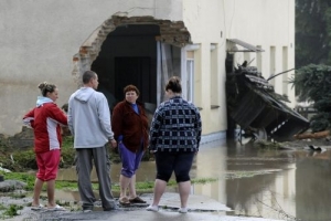 Obyvatelé Jeseníku nad Odrou obhlížejí následky povodně.
