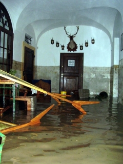 Barokní zámek v Kuníně zasáhla voda. Zaplavila suterén.
