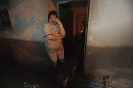 Jana Juřenová pláče před svým vytopeným domem v Ženklavě.