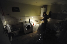 Ponurý obrázek: Veronika Najvrtová ve svém vytopeném domě v Ženklavě.