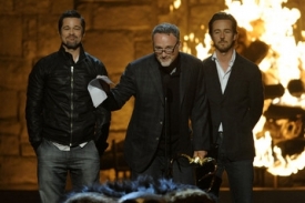 David Fincher (uprostřed) s herci Bradem Pittem a Edem Nortonem.
