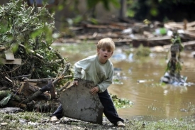S úklidem po ničivých záplavách pomáhají i děti.