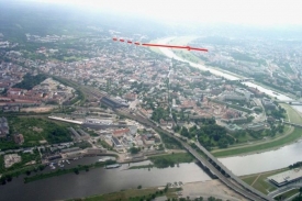 Pohled na Drážďany, kde je červenou čarou naznačený plánovaný most.