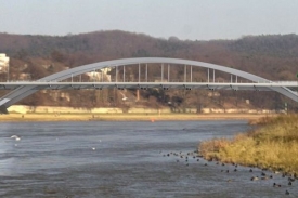 Počítačová animace finální podoby stavěného mostu.