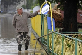 Obyvatel Jeseníku nad Odrou na Novojičínsku obhlíží následky povodně.