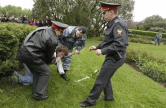 Tvrdý zásah moskevské policie proti bojovníkům za práva gayů.