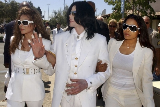 Michael Jackson a sestry LaToya a Janet Jackson (vpravo).