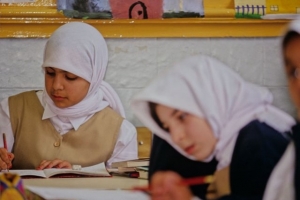 Dívky školou povinné si budou muset šátek při vyučování sendat.
