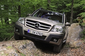 Mercedes GLK si troufne i do lehčího terénu, což se o většině podobných SUV říci nedá.