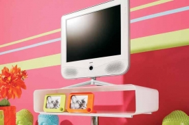 Televizní stolek, který vidíte na obrázku, prodává firma KARE