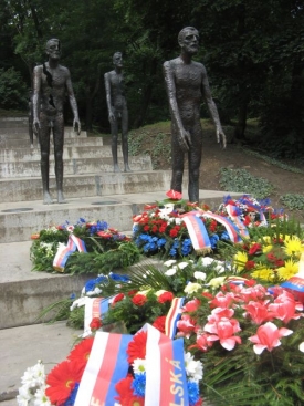 Památník z dob komunismu obětem politických vězňů pod Petřínem.