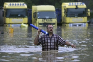 Muž se snaží dostat do bezpečí před záplavou ve městě Ropczyce.