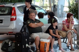 Čekání. Češi, kteří uvízli v Neapoli čekají na své letadlo domů.