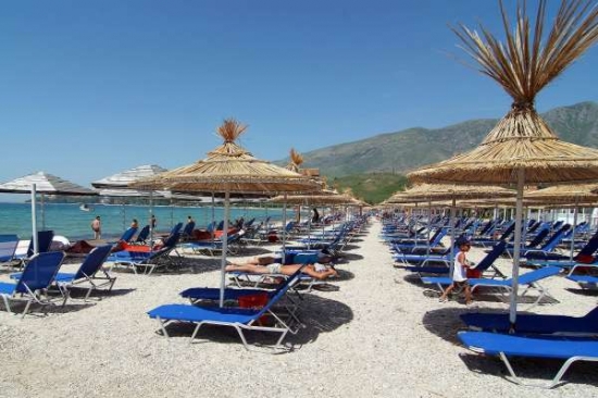 Pláže u města Vlora. Spíše marné čekání Albánců na západní turisty.