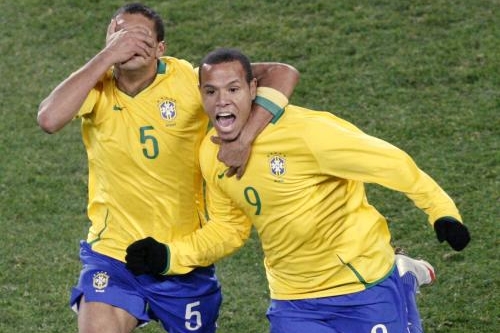 Radující se fotbalisté Brazílie.