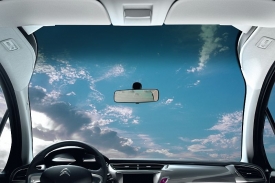 Čelní sklo hluboko zaříznuté do střechy je u malého auta výjimečné.