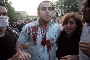 Policie může a nemusí použít násilí. V Íránu ho bylo hojně.