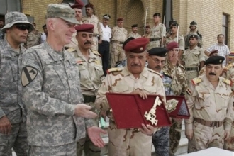 Generál Daniel Bolfer předal klíče od obrany města Iráčanům.