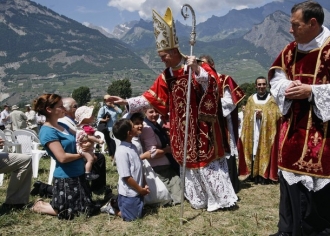 Biskup Bernard Fellay při ceremonii ve Švýcarsku.