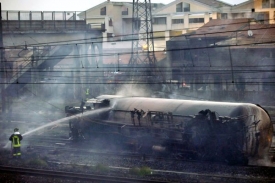 Kvůli obavám z dalších výbuchů bylo evakuováno okolí nádraží.