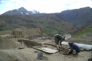 V Sapi pracujeme spolu s vesničany na stavbě nového kláštera.