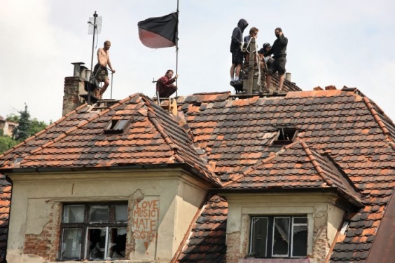 Squatteři na střeše pražské vily Milady.