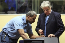 Radovan Karadžić před Mezinárodním trestním tribunálem.