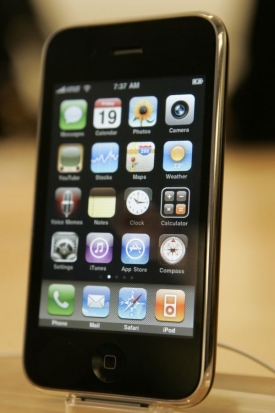 Nový iPhone se v Česku nejspíš začne prodávat v polovině července