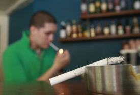 Muž s cigaretou v kavárně v Aténách.