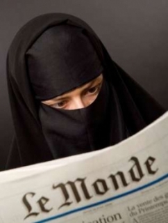 Francouzská muslimka čte Le Monde.