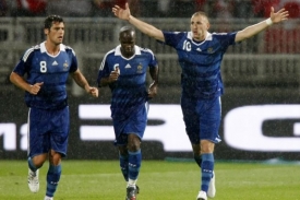 Fotbalový útočník Karim Benzema (vpravo) v dresu Francie.
