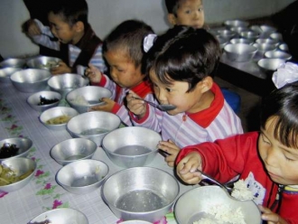 Děti v jídelně, KLDR 2005.