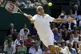 Roger Federer odvrací dělový servis Iva Karloviče.