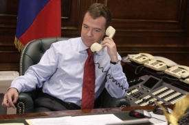 Dmitrij Medveděv domlouvá s Obamou podrobnosti schůzky.