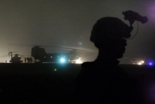 Vrtulníky Chinook čekají na vojáky.