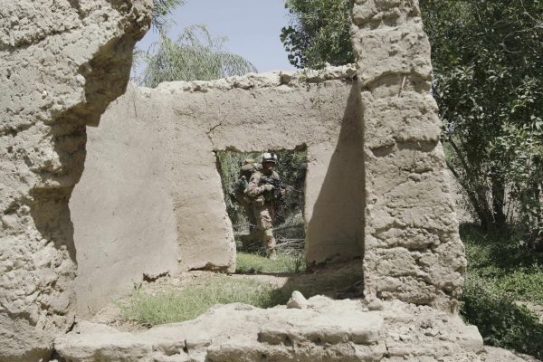 Vojáci prohledávají ruiny nedaleko Navy, pevnosti Talibanu.