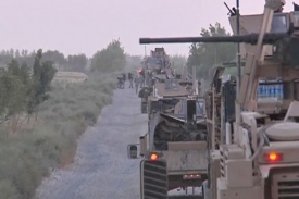 Americký konvoj míří k baštám Talibanu.