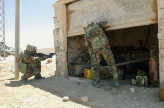 Američtí vojáci v Iráku marně hledají zbraně hromadného ničení.