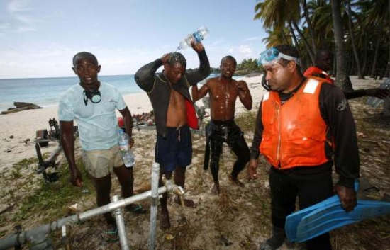 Komorští vojenští potápeči po návratu z hledání trosek airbusu.