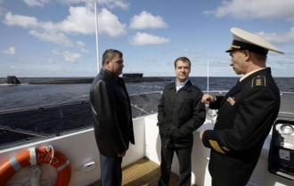Ruský prezident s ministrem obrany a velitelem válečného loďstva.