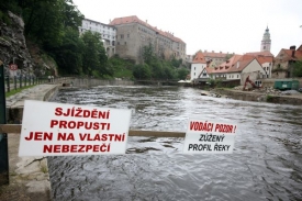 Česk&yacute;m Krumlovem jen na vlastn&iacute; nebezpeč&iacute;.