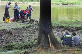 Rybník u Borů na Žďársku pomáhali prohledávat i dobrovolní hasiči.
