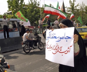 Protibritská demonstrace před velvyslanectvím v Teheránu.