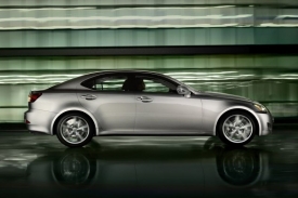 Lexus IS má vyvážené rozložení hmotnosti 50 ku 50 procentům.