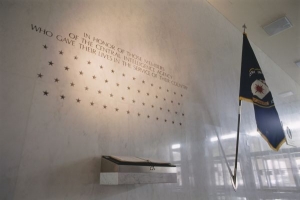 Zeď a 83 hvězd symbolizujících mrtvé z CIA. Rodriguez jich nechtěl víc