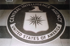 Znak CIA ve vchodu do starého velitelství CIA.