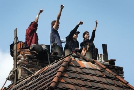 Mladá Němka (vpravo) dočasně slaví na střeše Milady.