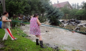 Oldřichov zaplavila voda. Hasiči evakuovali dvě rodiny.