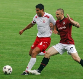 Jan Holenda (vpravo) v utkání Sparty s CSKA Sofia.